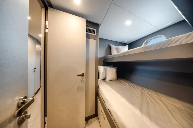 Slide: The Image of Ocean Alexander 35R 2025 - 79