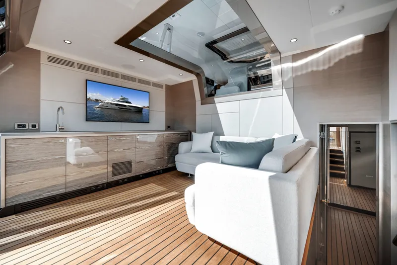 Slide: The Image of Ocean Alexander 35R 2025 - 8