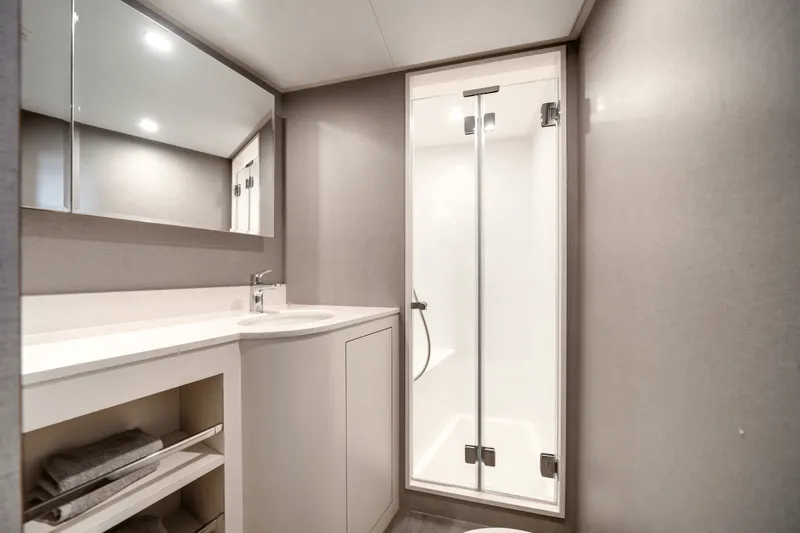 Slide: The Image of Ocean Alexander 35R 2025 - 80