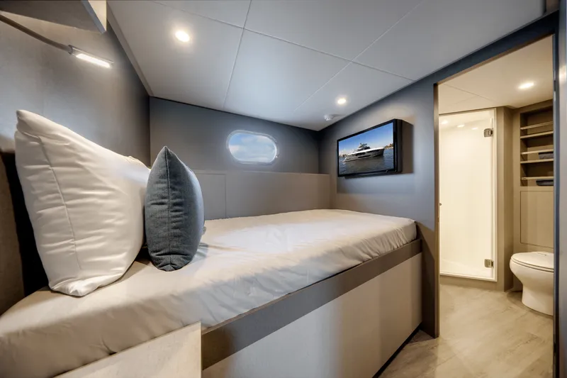 Slide: The Image of Ocean Alexander 35R 2025 - 81