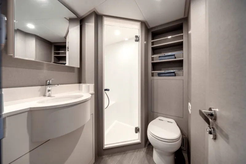 Slide: The Image of Ocean Alexander 35R 2025 - 82