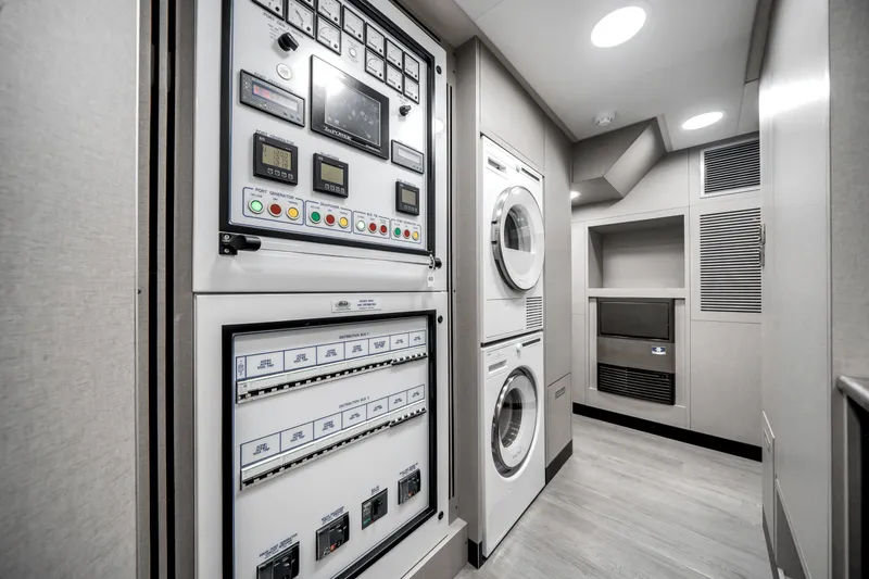 Slide: The Image of Ocean Alexander 35R 2025 - 92