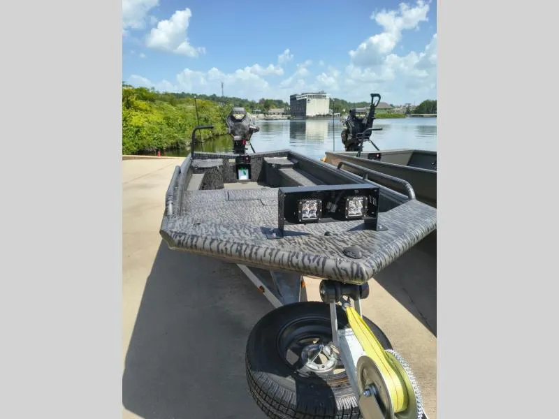 Slide: The Image of Gator-Tail 17/50 MID DECK SAVAGE SERIES 2026 - 1
