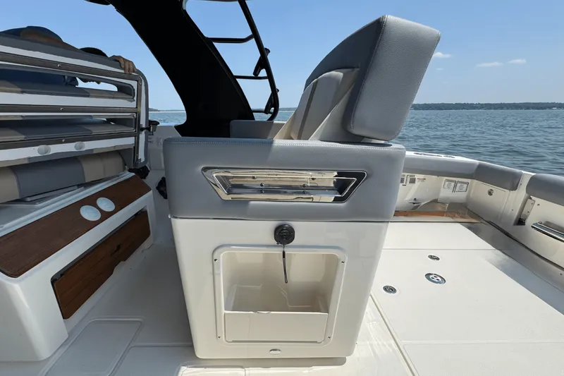 Slide: The Image of Boston Whaler 380 Realm 2025 - 22
