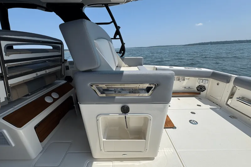 Slide: The Image of Boston Whaler 380 Realm 2025 - 23
