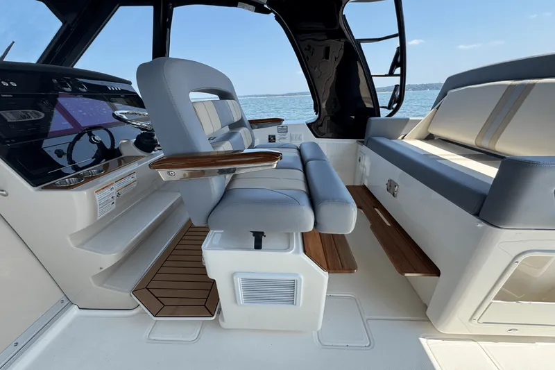 Slide: The Image of Boston Whaler 380 Realm 2025 - 28