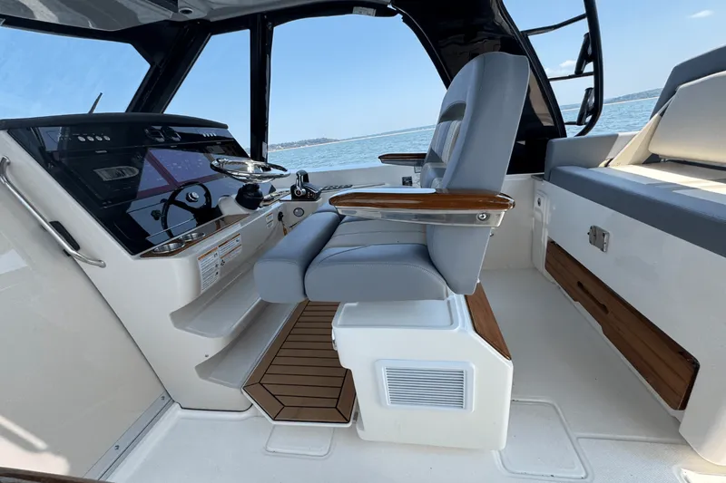 Slide: The Image of Boston Whaler 380 Realm 2025 - 29