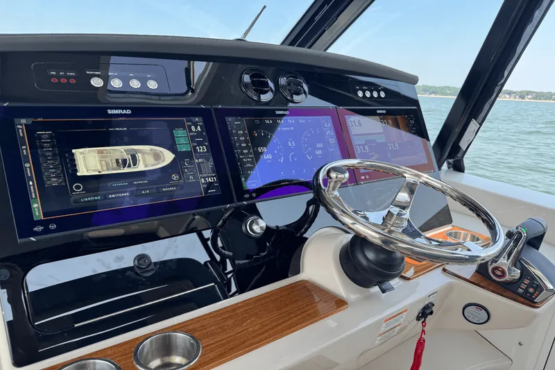 Slide: The Image of Boston Whaler 380 Realm 2025 - 34