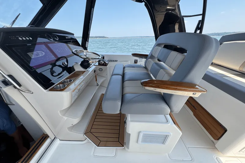 Slide: The Image of Boston Whaler 380 Realm 2025 - 30