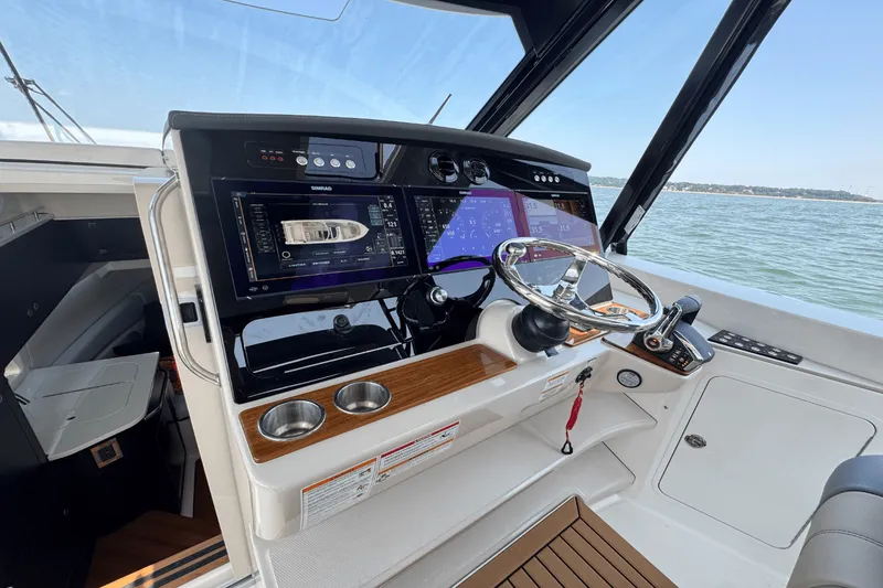 Slide: The Image of Boston Whaler 380 Realm 2025 - 33