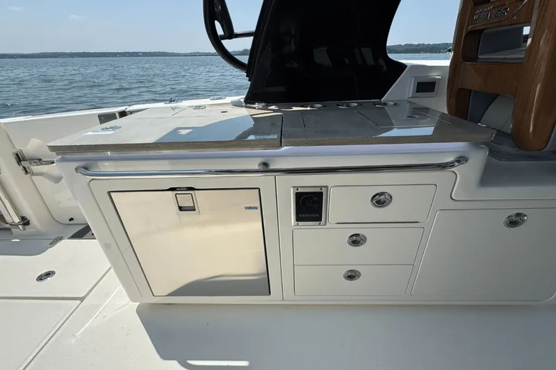 Slide: The Image of Boston Whaler 380 Realm 2025 - 40