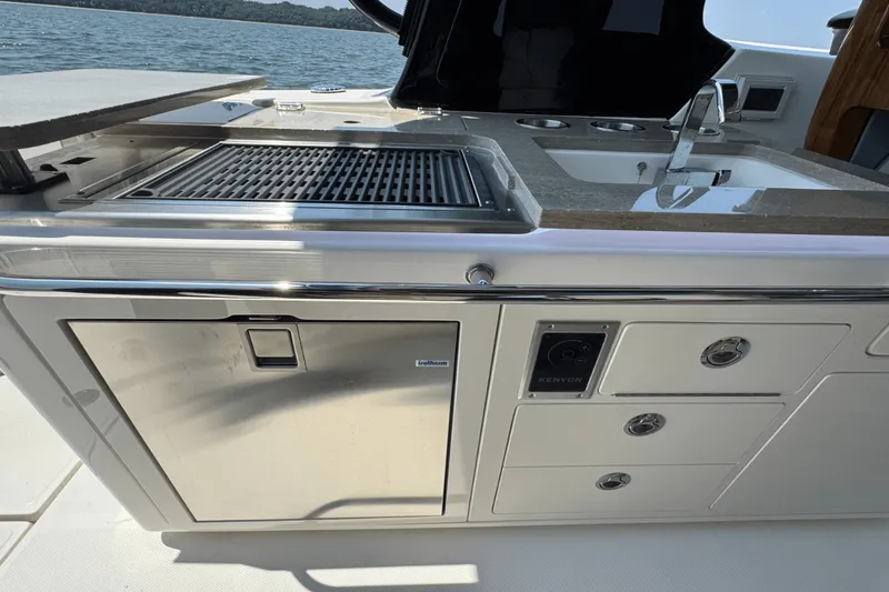Slide: The Image of Boston Whaler 380 Realm 2025 - 42