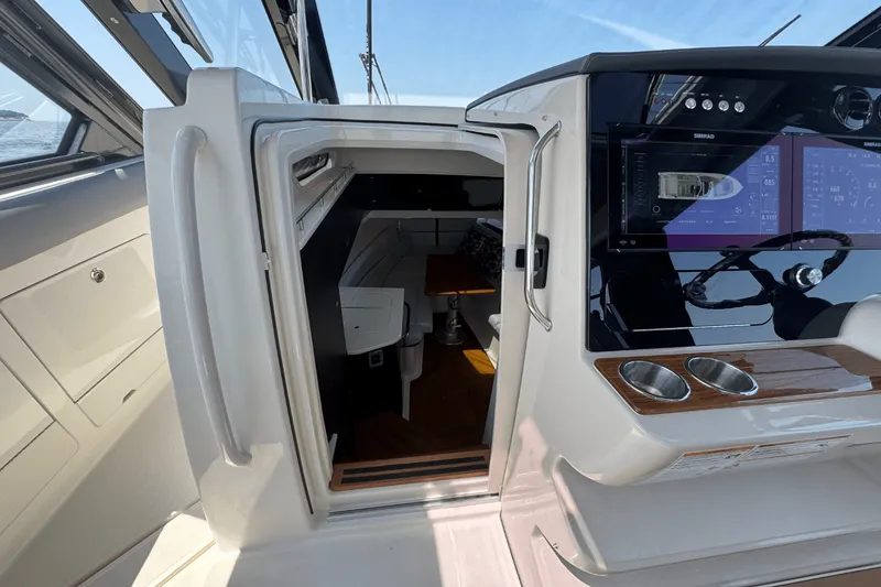 Slide: The Image of Boston Whaler 380 Realm 2025 - 49