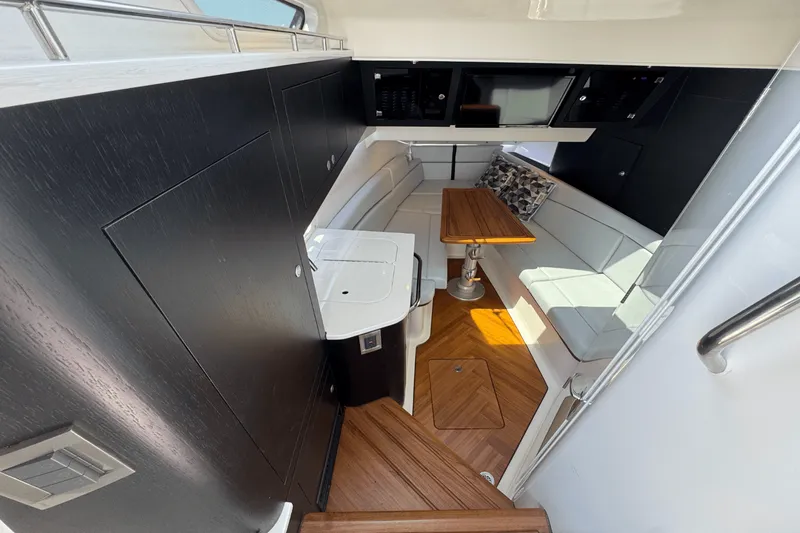 Slide: The Image of Boston Whaler 380 Realm 2025 - 50