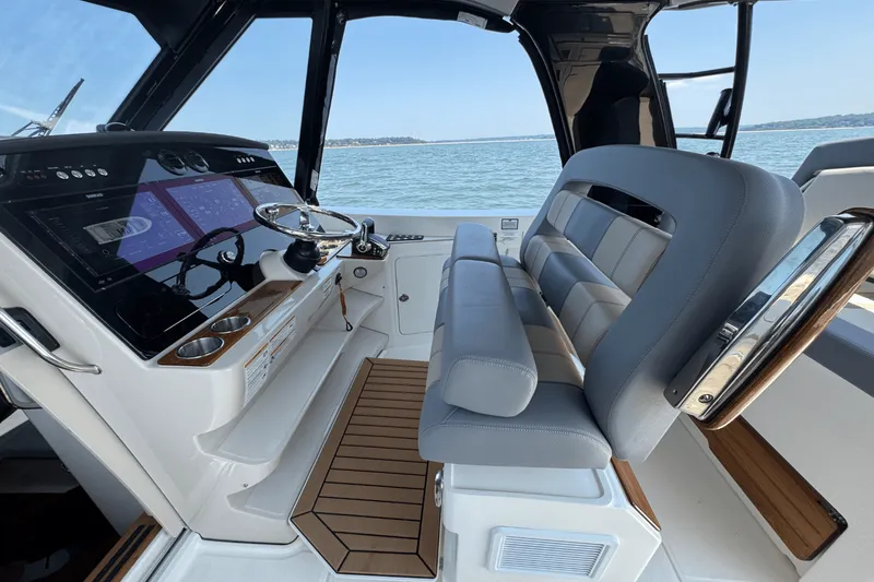 Slide: The Image of Boston Whaler 380 Realm 2025 - 31