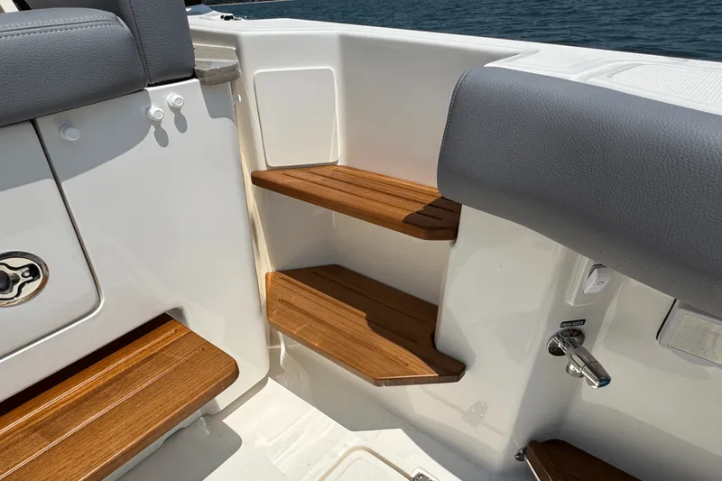 Slide: The Image of Boston Whaler 380 Realm 2025 - 15