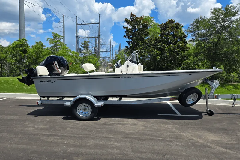 The Image of Boston Whaler 170 Montauk 2025 - 0
