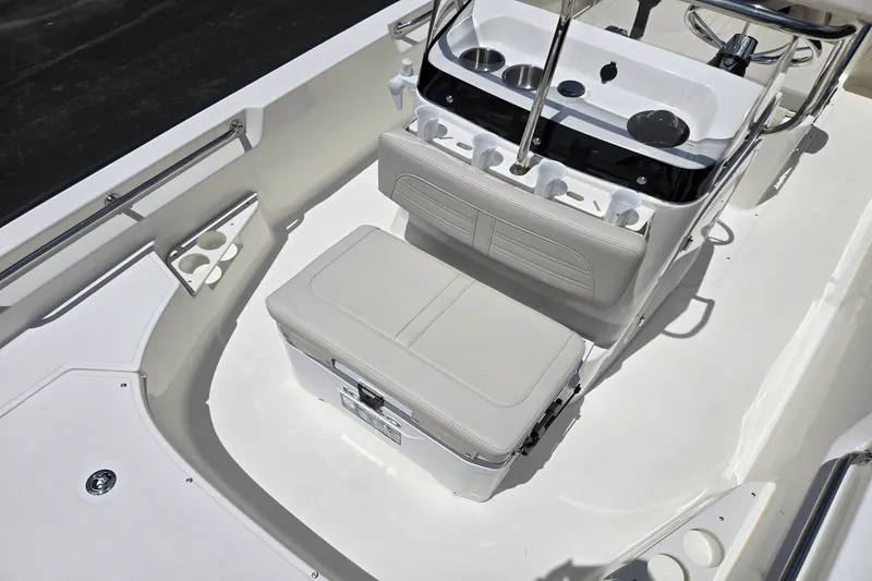 Slide: The Image of Boston Whaler 170 Montauk 2025 - 10