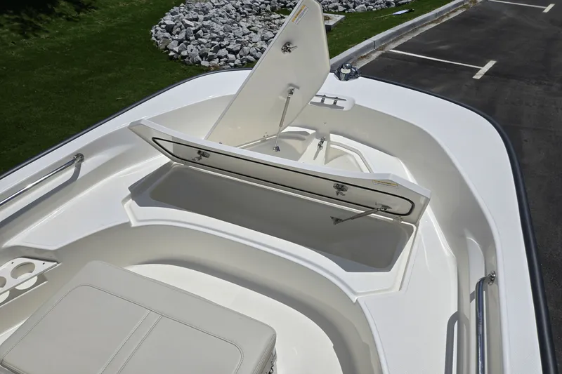 Slide: The Image of Boston Whaler 170 Montauk 2025 - 13