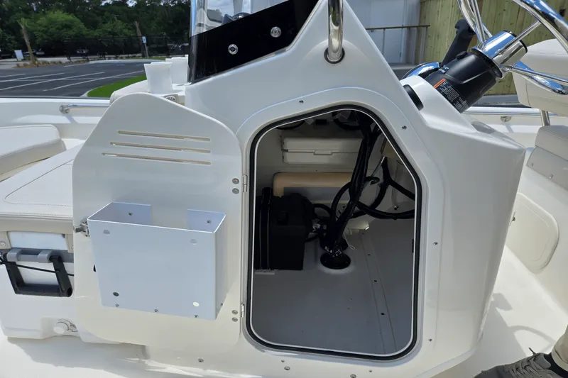 Slide: The Image of Boston Whaler 170 Montauk 2025 - 8