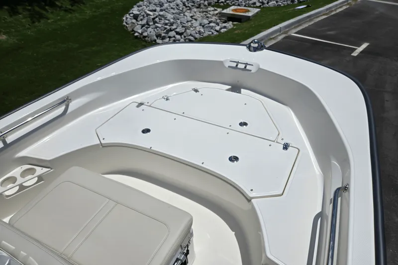 Slide: The Image of Boston Whaler 170 Montauk 2025 - 12