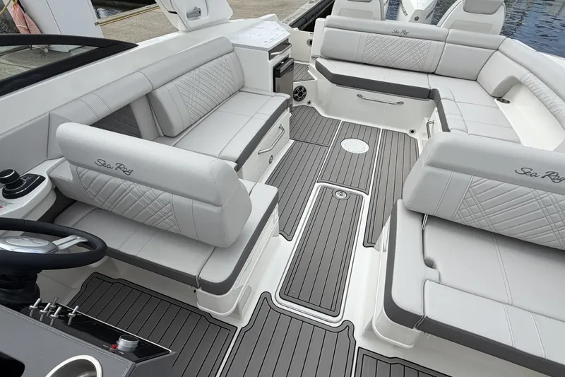 Slide: The Image of Sea Ray SDX 290 Outboard 2026 - 17