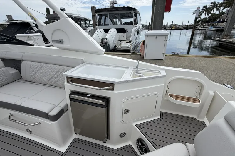 Slide: The Image of Sea Ray SDX 290 Outboard 2026 - 19
