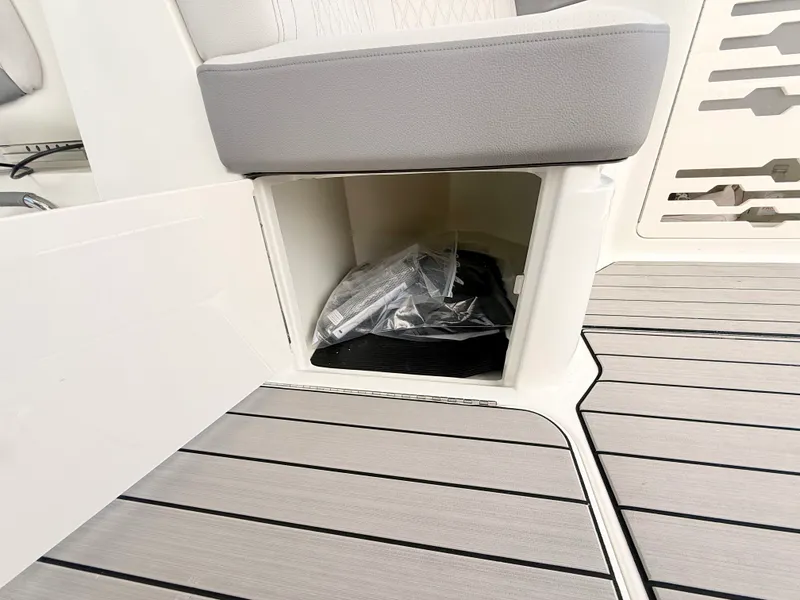 Slide: The Image of Sea Ray SLX 310 Outboard 2026 - 49
