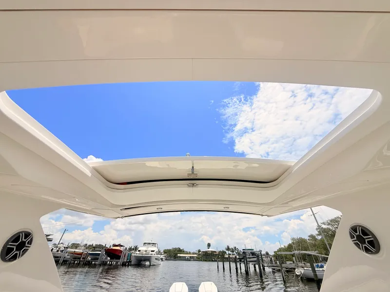Slide: The Image of Sea Ray SLX 310 Outboard 2026 - 81