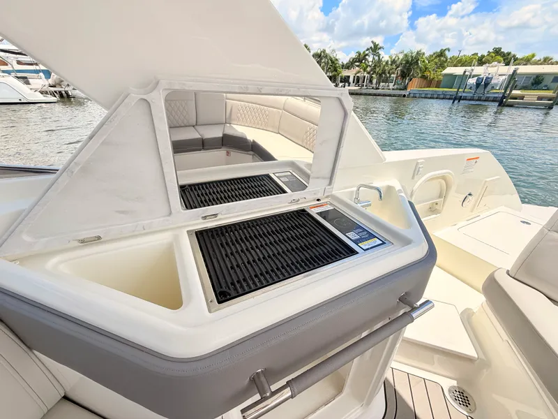 Slide: The Image of Sea Ray SLX 310 Outboard 2026 - 44