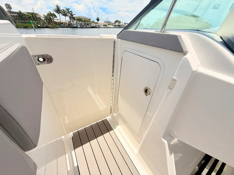 Slide: The Image of Sea Ray SLX 310 Outboard 2026 - 68