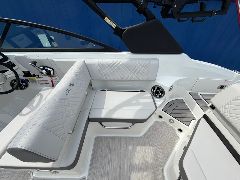 Slide: The Image of Sea Ray SDX 250 Surf 2026 - 18