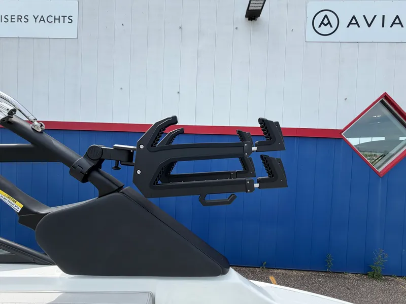 Slide: The Image of Sea Ray SDX 250 Surf 2026 - 15