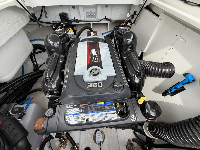 Slide: The Image of Sea Ray SDX 250 Surf 2026 - 21