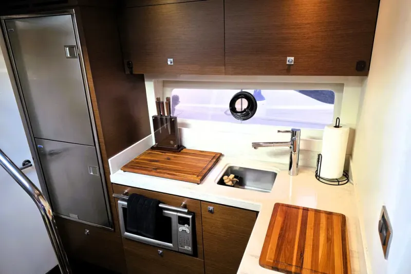 Slide: The Image of Sea Ray 410 Sundancer 2012 - 18