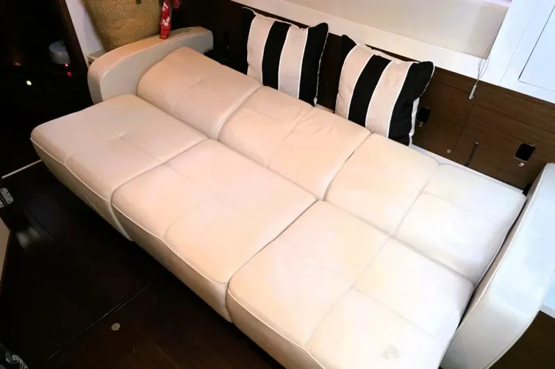 Slide: The Image of Sea Ray 410 Sundancer 2012 - 24