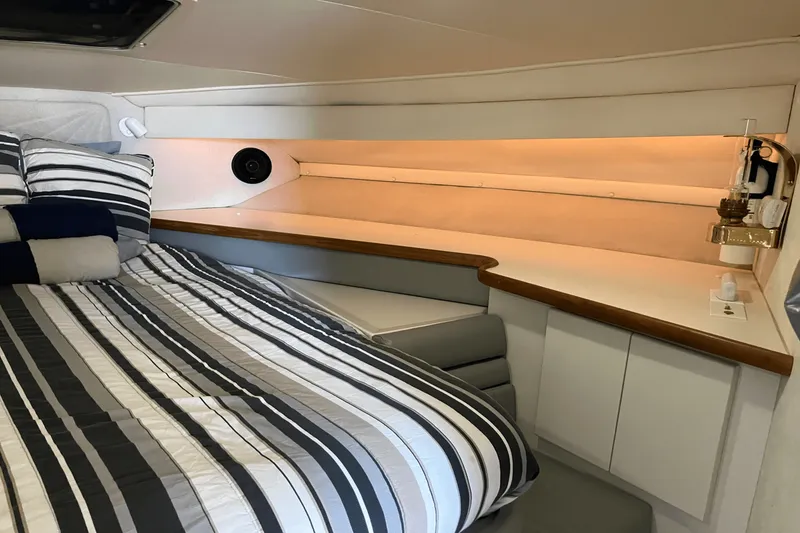 Slide: The Image of Carver Yachts 38 EXPRESS 1993 - 33