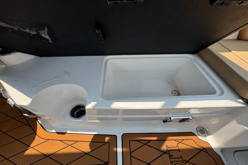 Slide: The Image of Sea Ray SPX 230 Outboard 2023 - 11