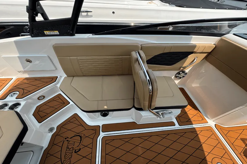 Slide: The Image of Sea Ray SPX 230 Outboard 2023 - 13