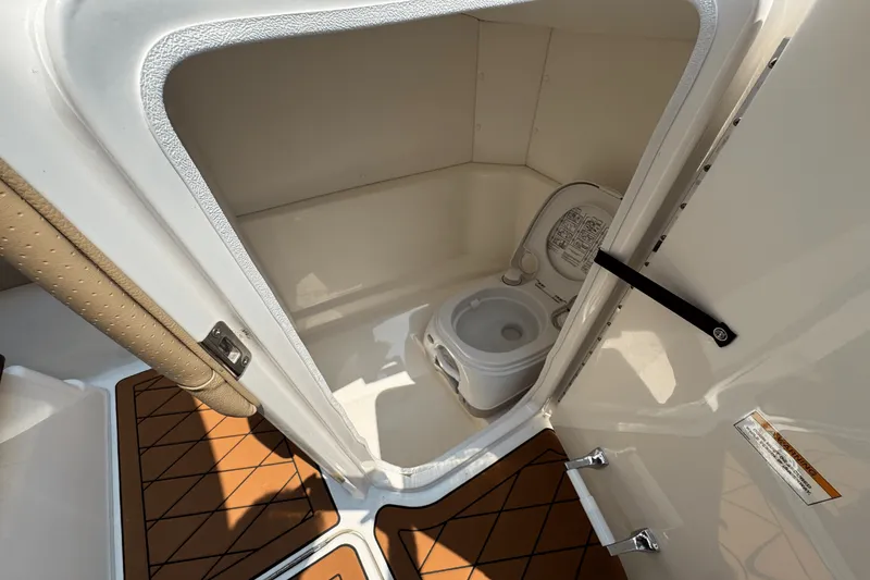 Slide: The Image of Sea Ray SPX 230 Outboard 2023 - 18