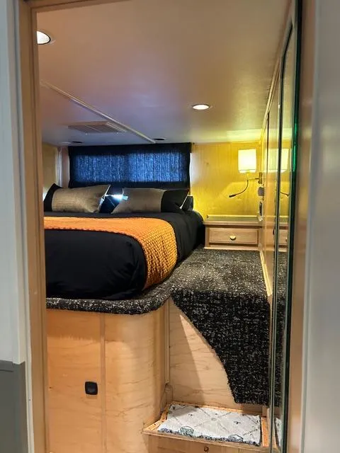 Slide: The Image of Cozy bedroom in 2008 Sumerset Red Rocks Trip 5 houseboat with modern decor. - 20