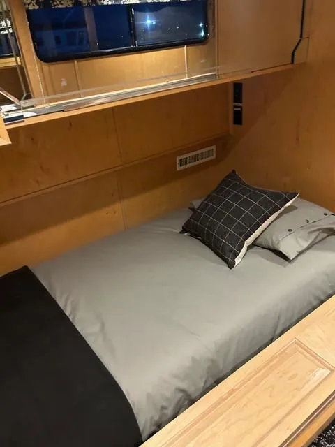 Slide: The Image of Cozy bedroom in 2008 Sumerset Red Rocks Trip 5 houseboat with modern decor. - 23