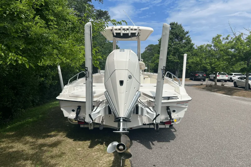 Slide: The Image of Boston Whaler 240 DAUNTLESS 2019 - 1
