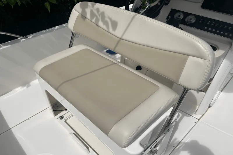 Slide: The Image of Boston Whaler 240 DAUNTLESS 2019 - 10