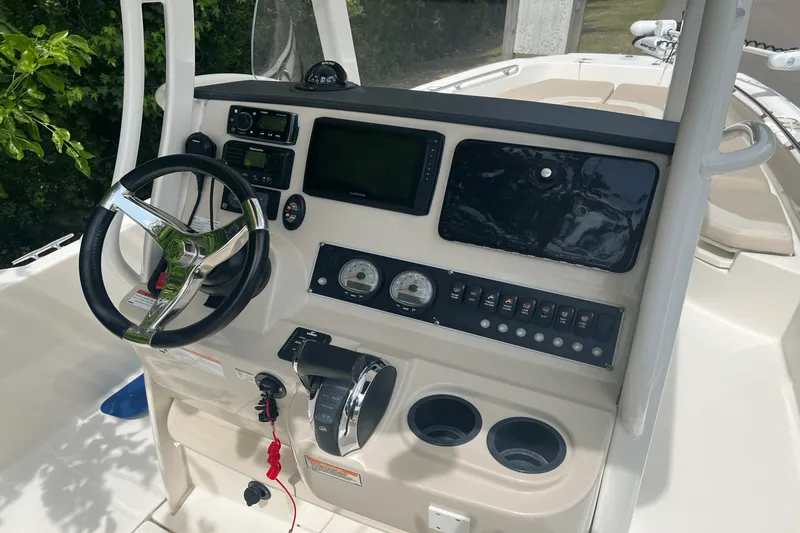 Slide: The Image of Boston Whaler 240 DAUNTLESS 2019 - 11
