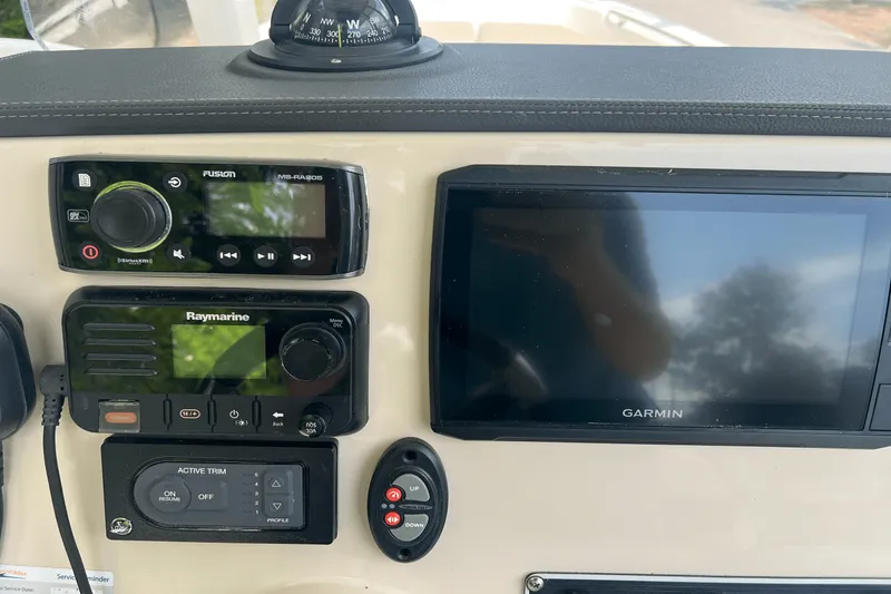 Slide: The Image of Boston Whaler 240 DAUNTLESS 2019 - 13