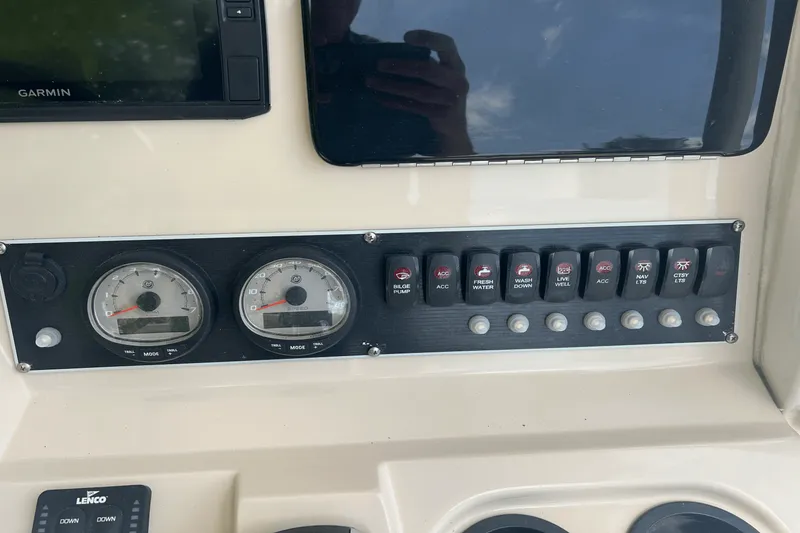 Slide: The Image of Boston Whaler 240 DAUNTLESS 2019 - 14