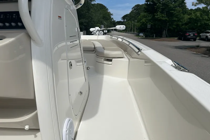 Slide: The Image of Boston Whaler 240 DAUNTLESS 2019 - 16