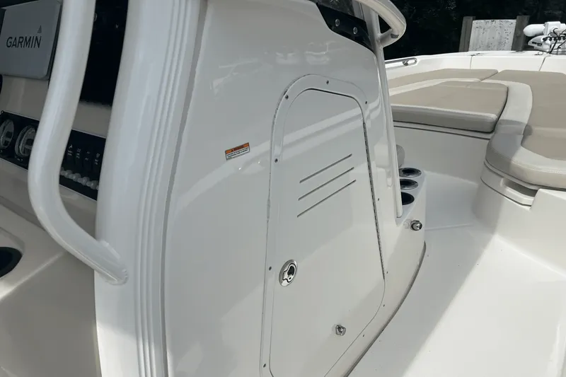 Slide: The Image of Boston Whaler 240 DAUNTLESS 2019 - 17