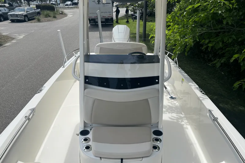 Slide: The Image of Boston Whaler 240 DAUNTLESS 2019 - 18
